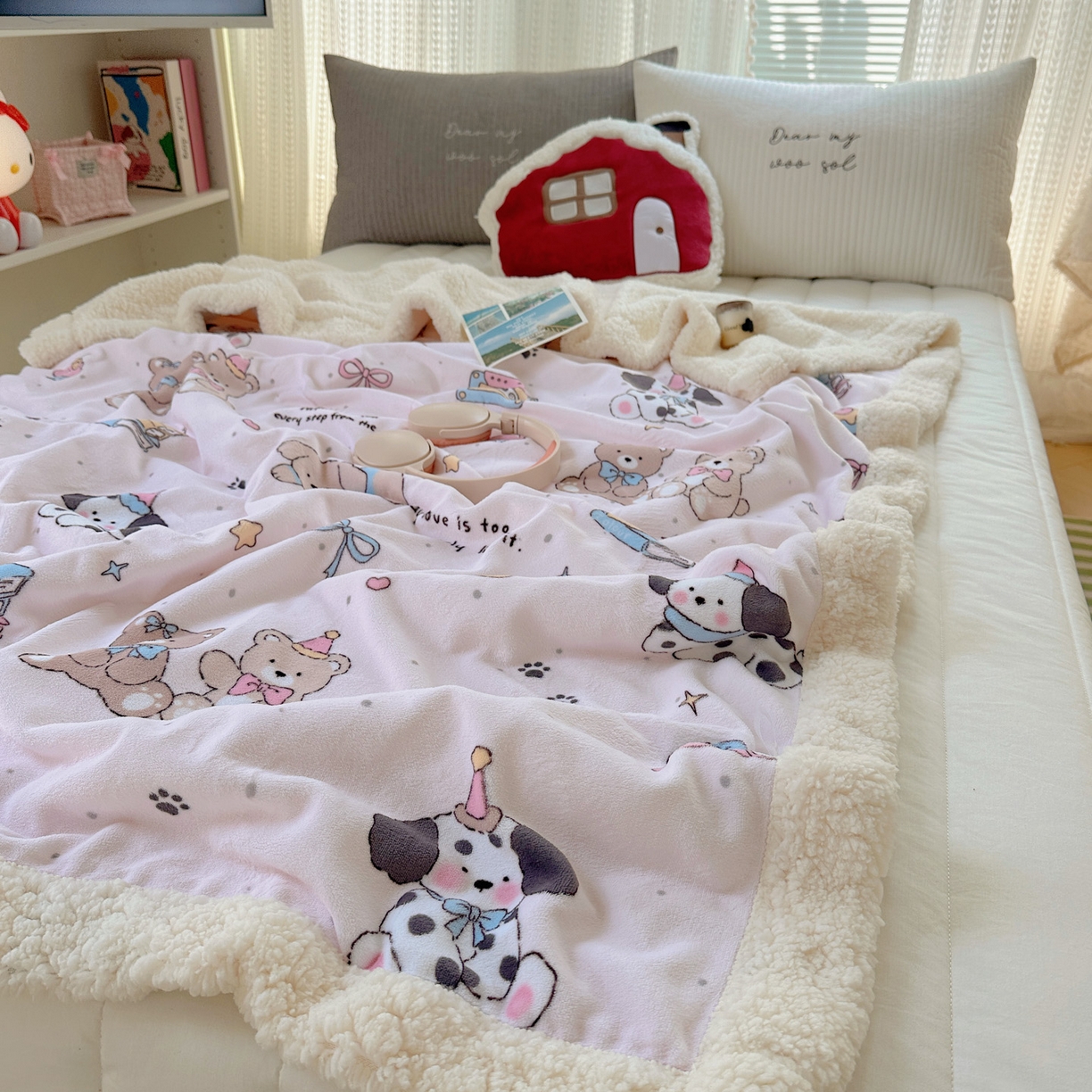 91家纺网 家纺一手货源 找家纺 六巷胡同 2025新款INS卡通A类牛奶绒羊羔绒毛毯毯子 磁带熊仔粉