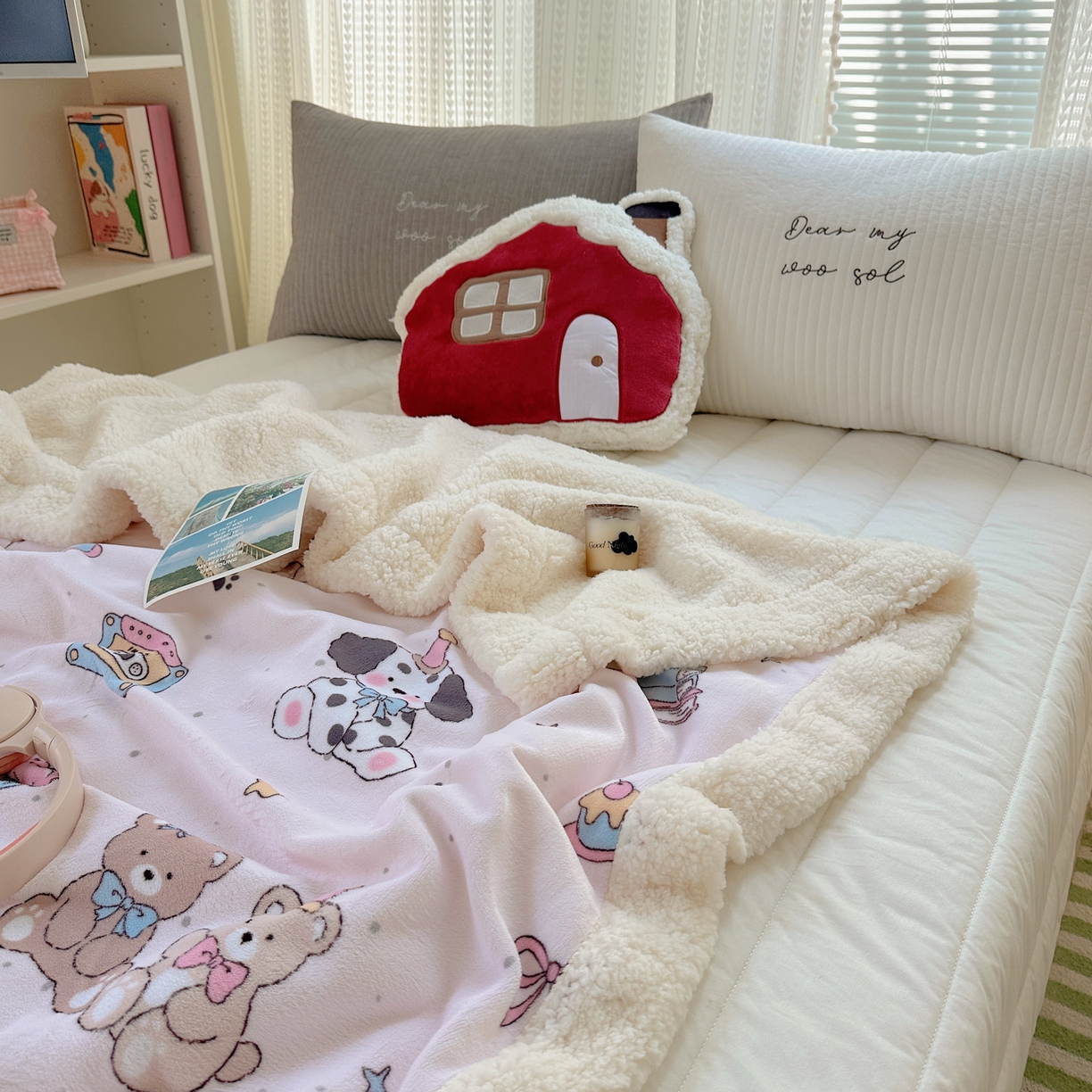 91家纺网 家纺一手货源 找家纺 六巷胡同 2025新款INS卡通A类牛奶绒羊羔绒毛毯毯子 磁带熊仔粉