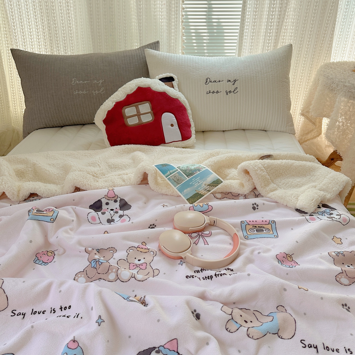 91家纺网 家纺一手货源 找家纺 六巷胡同 2025新款INS卡通A类牛奶绒羊羔绒毛毯毯子 磁带熊仔粉