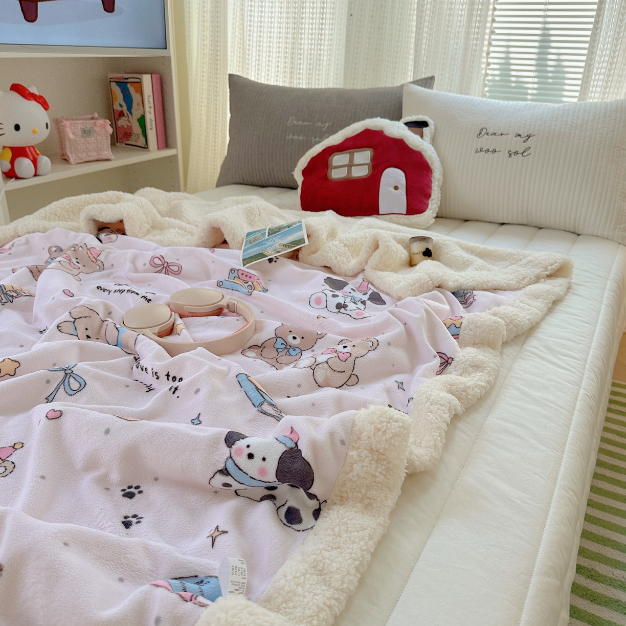 91家纺网 家纺一手货源 找家纺 六巷胡同 2025新款INS卡通A类牛奶绒羊羔绒毛毯毯子 磁带熊仔粉