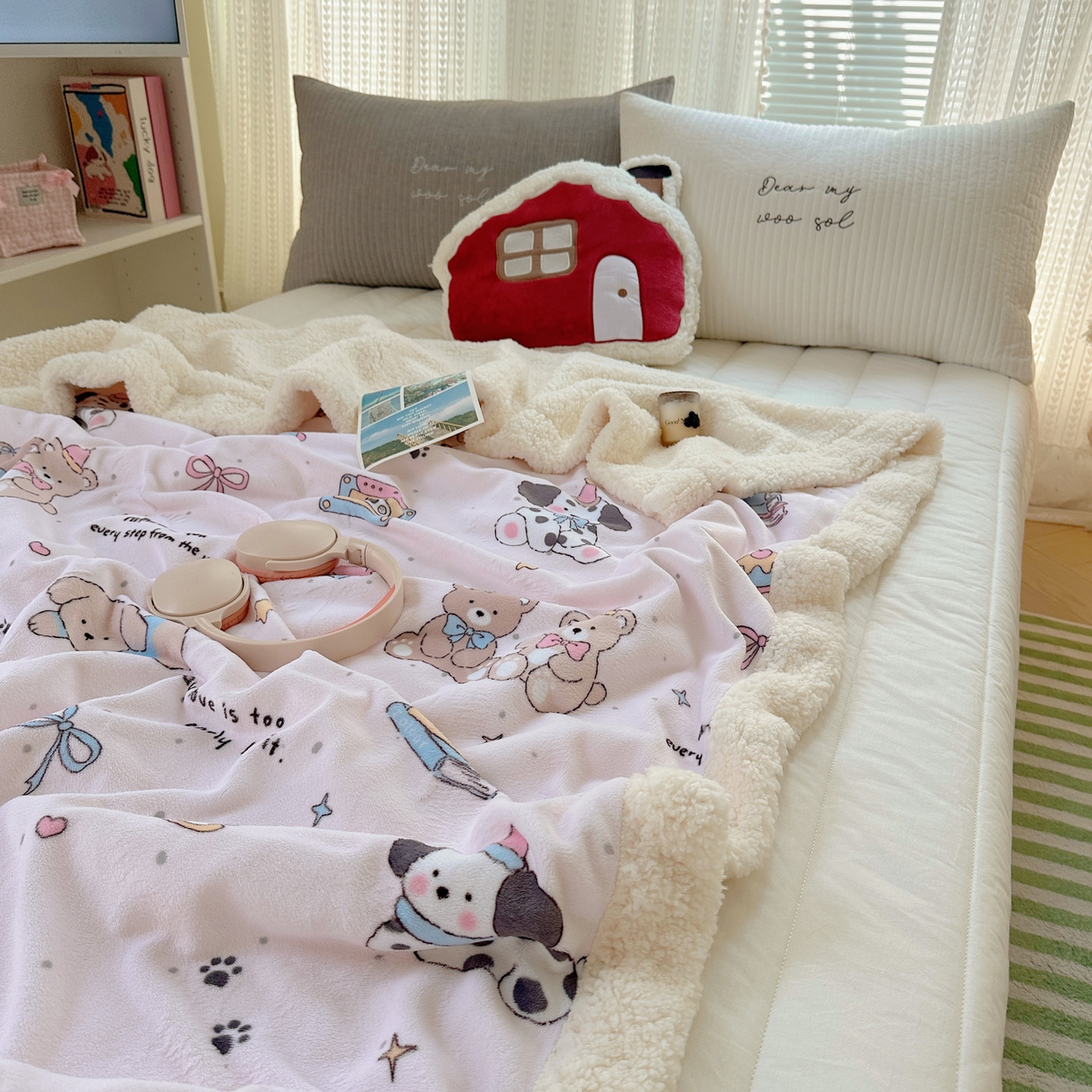 91家纺网 家纺一手货源 找家纺 六巷胡同 2025新款INS卡通A类牛奶绒羊羔绒毛毯毯子 磁带熊仔粉