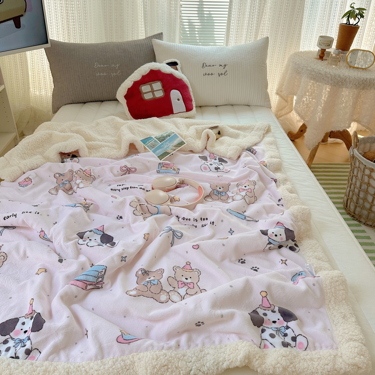 91家纺网 家纺一手货源 找家纺 六巷胡同 2025新款INS卡通A类牛奶绒羊羔绒毛毯毯子 磁带熊仔粉