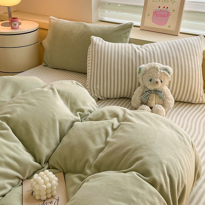 91家纺网 家纺一手货源 找家纺 三朵家纺 2025秋冬新款法莱绒混搭系列四件套 果绿+细条