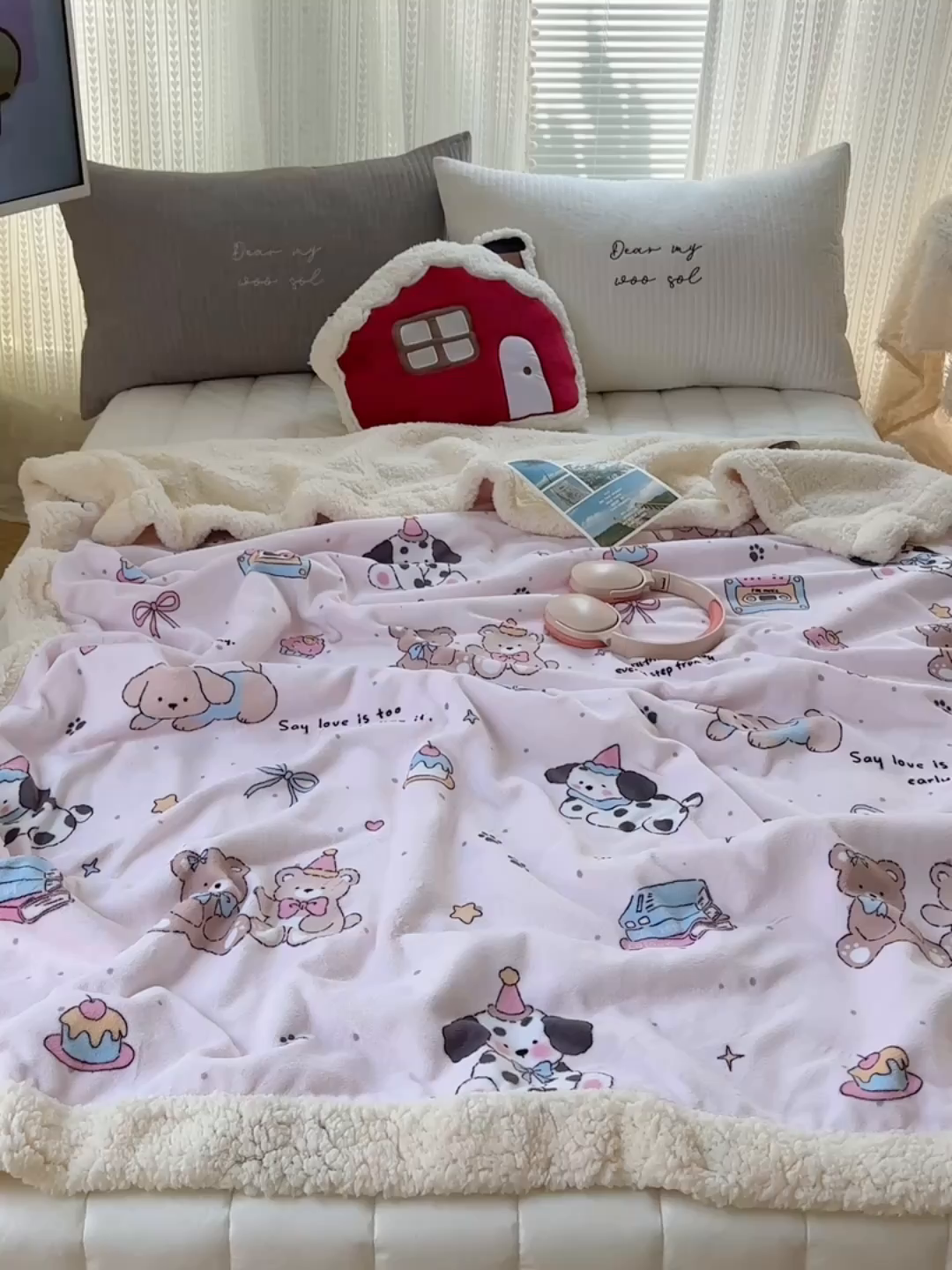 91家纺网 家纺一手货源 找家纺 六巷胡同 2025新款INS卡通A类牛奶绒羊羔绒毛毯毯子 磁带熊仔粉