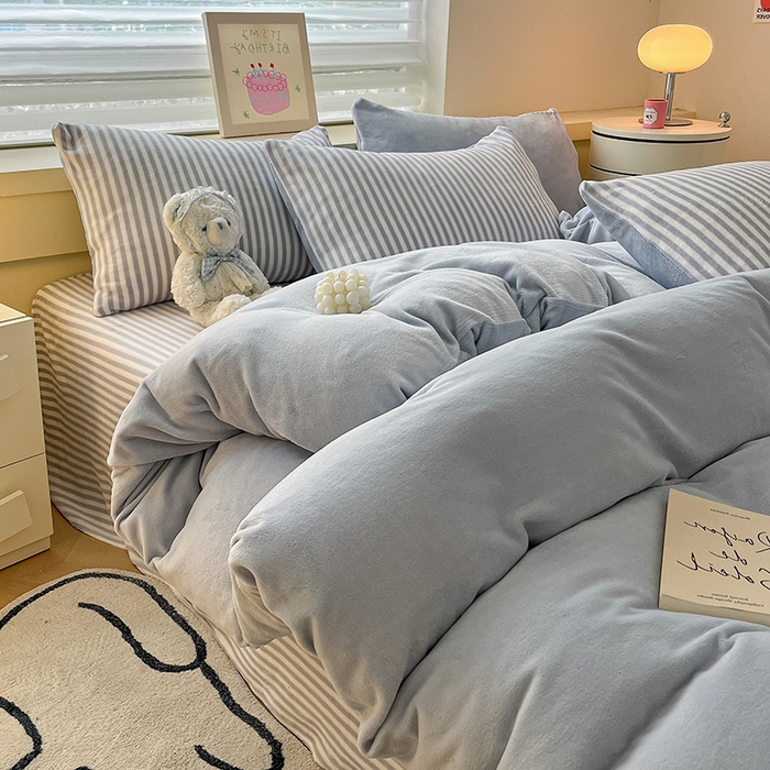 91家纺网 家纺一手货源 找家纺 三朵家纺 2025秋冬新款法莱绒混搭系列四件套 粉蓝+细条