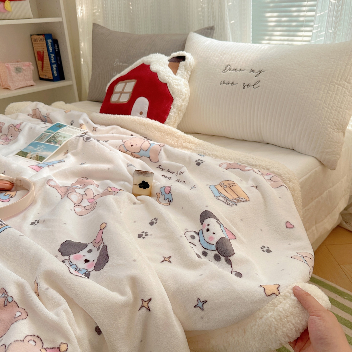 91家纺网 家纺一手货源 找家纺 六巷胡同 2025新款INS卡通A类牛奶绒羊羔绒毛毯毯子 磁带熊仔米