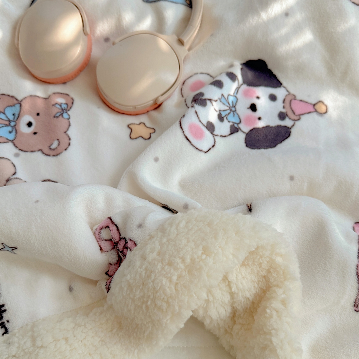 91家纺网 家纺一手货源 找家纺 六巷胡同 2025新款INS卡通A类牛奶绒羊羔绒毛毯毯子 磁带熊仔米