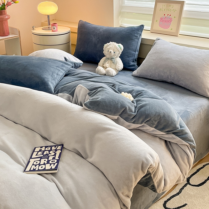 91家纺网 家纺一手货源 找家纺 三朵家纺 2025秋冬新款法莱绒混搭系列四件套 粉蓝+蔚蓝