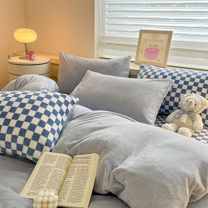 91家纺网 家纺一手货源 找家纺 三朵家纺 2025秋冬新款法莱绒混搭系列四件套 粉蓝+蓝格