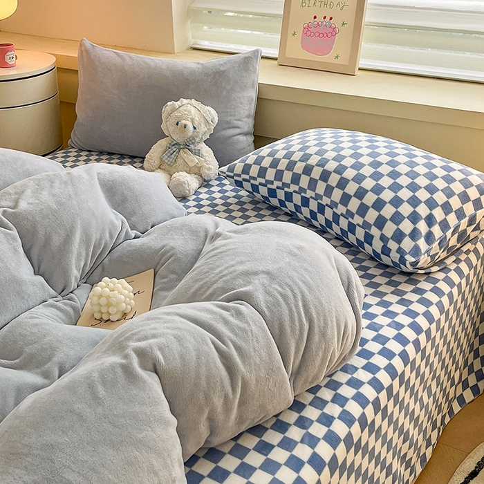 91家纺网 家纺一手货源 找家纺 三朵家纺 2025秋冬新款法莱绒混搭系列四件套 粉蓝+蓝格