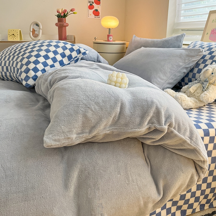 91家纺网 家纺一手货源 找家纺 三朵家纺 2025秋冬新款法莱绒混搭系列四件套 粉蓝+蓝格