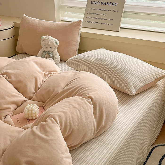 91家纺网 家纺一手货源 找家纺 三朵家纺 2025秋冬新款法莱绒混搭系列四件套 米驼+细条