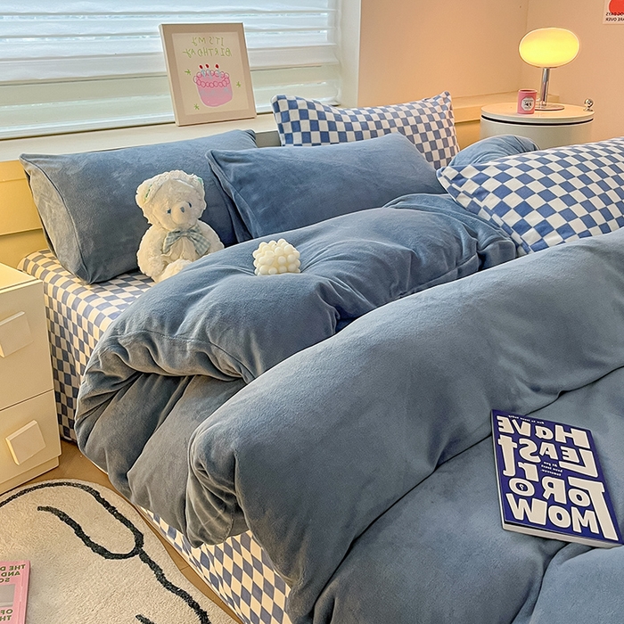 91家纺网 家纺一手货源 找家纺 三朵家纺 2025秋冬新款法莱绒混搭系列四件套 蔚蓝+蓝格