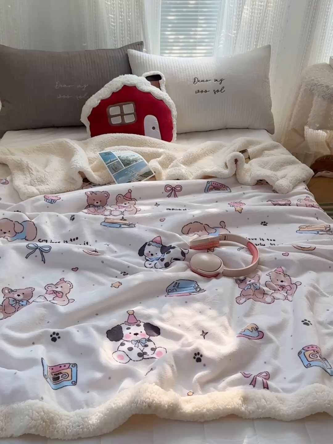 91家纺网 家纺一手货源 找家纺 六巷胡同 2025新款INS卡通A类牛奶绒羊羔绒毛毯毯子 磁带熊仔米