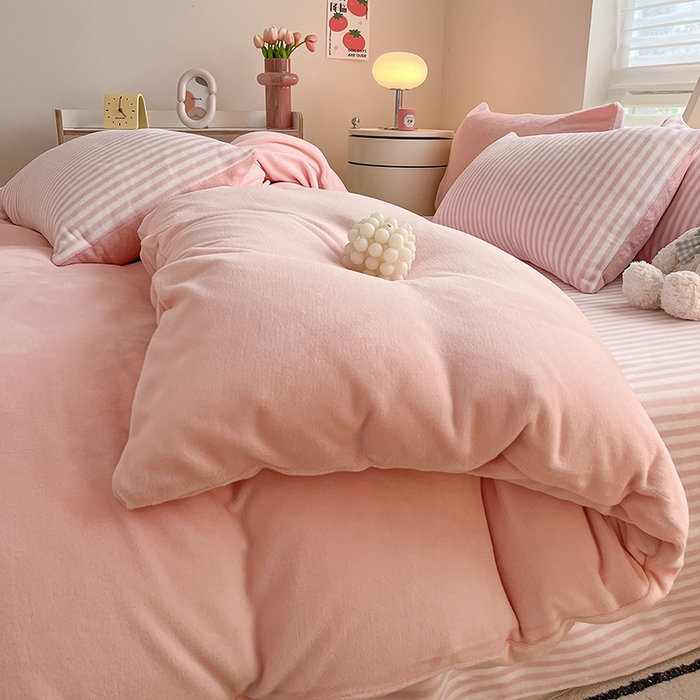 91家纺网 家纺一手货源 找家纺 三朵家纺 2025秋冬新款法莱绒混搭系列四件套 粉玉+细条