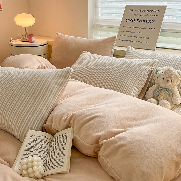 91家纺网 家纺一手货源 找家纺 三朵家纺 2025秋冬新款法莱绒混搭系列四件套 米驼+细条