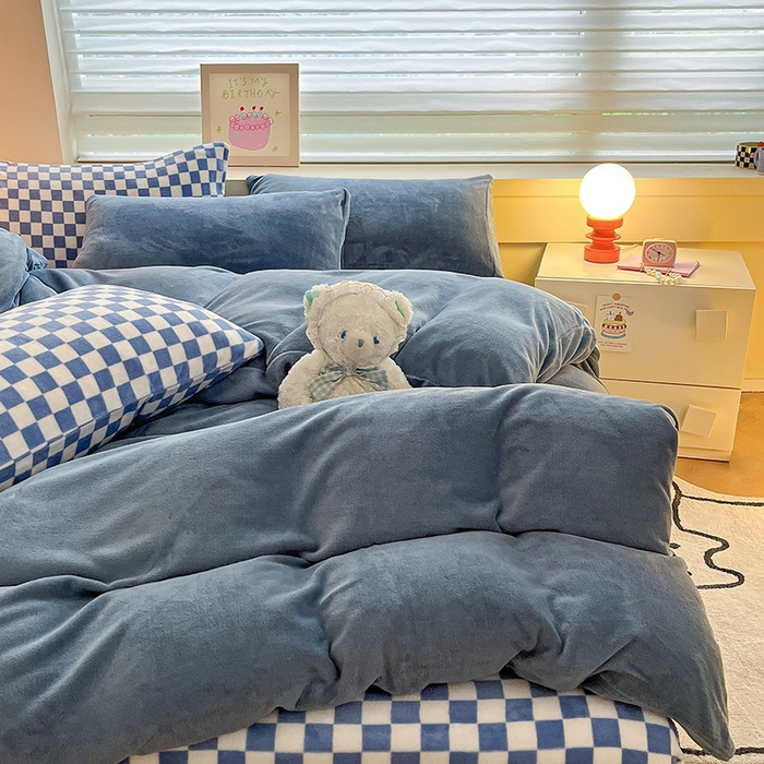 91家纺网 家纺一手货源 找家纺 三朵家纺 2025秋冬新款法莱绒混搭系列四件套 蔚蓝+蓝格