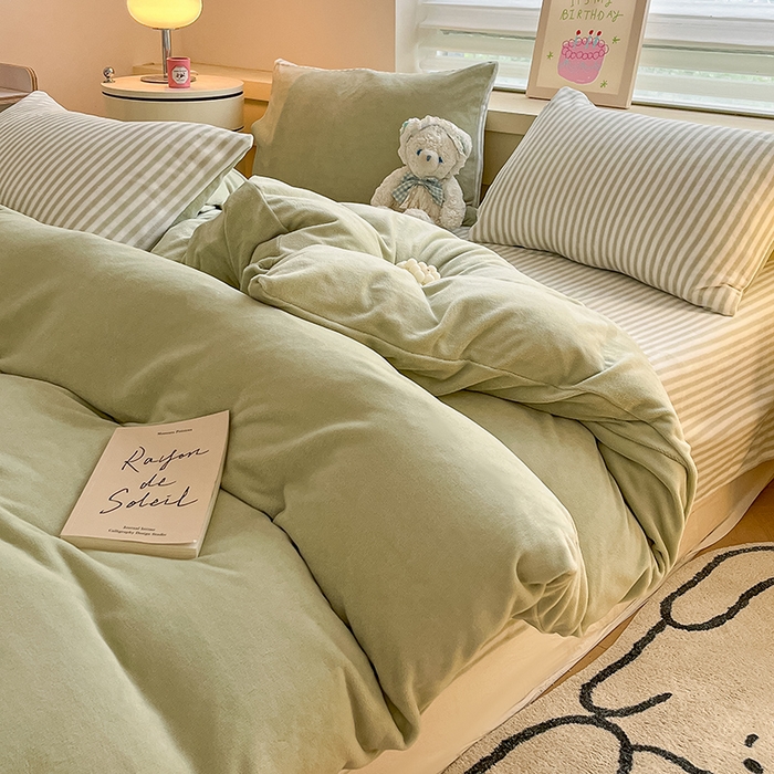 91家纺网 家纺一手货源 找家纺 三朵家纺 2025秋冬新款法莱绒混搭系列四件套 果绿+细条