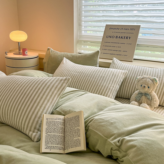 91家纺网 家纺一手货源 找家纺 三朵家纺 2025秋冬新款法莱绒混搭系列四件套 果绿+细条