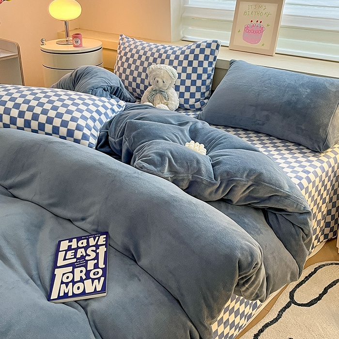 91家纺网 家纺一手货源 找家纺 三朵家纺 2025秋冬新款法莱绒混搭系列四件套 蔚蓝+蓝格