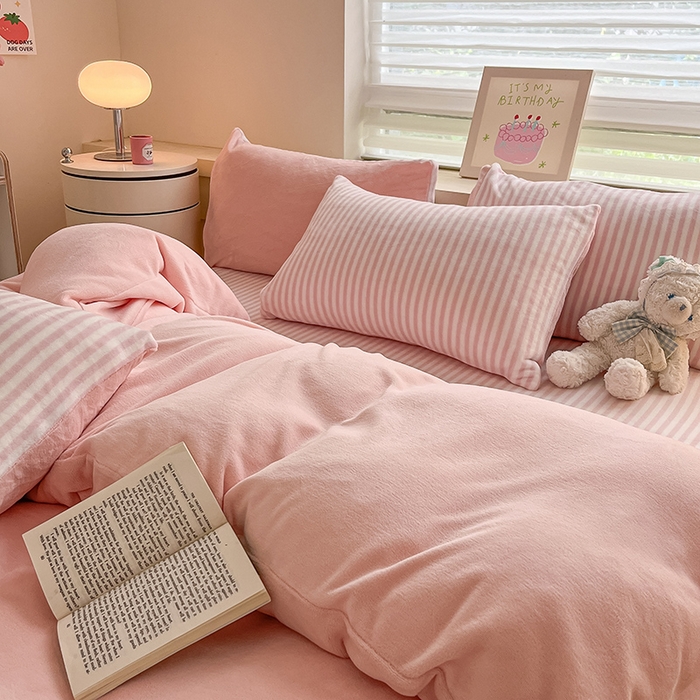 91家纺网 家纺一手货源 找家纺 三朵家纺 2025秋冬新款法莱绒混搭系列四件套 粉玉+细条