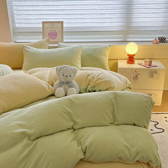 91家纺网 家纺一手货源 找家纺 三朵家纺 2025秋冬新款法莱绒混搭系列四件套 嫩绿+奶黄