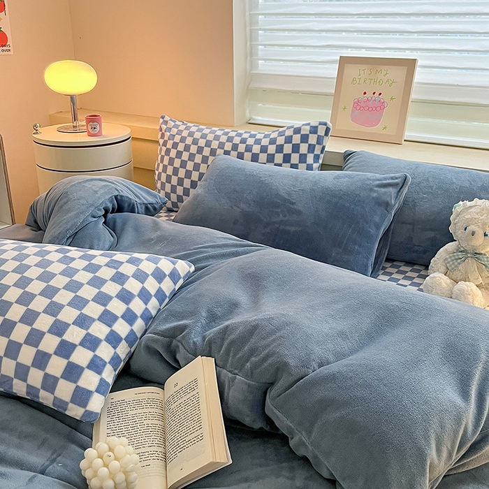 91家纺网 家纺一手货源 找家纺 三朵家纺 2025秋冬新款法莱绒混搭系列四件套 蔚蓝+蓝格