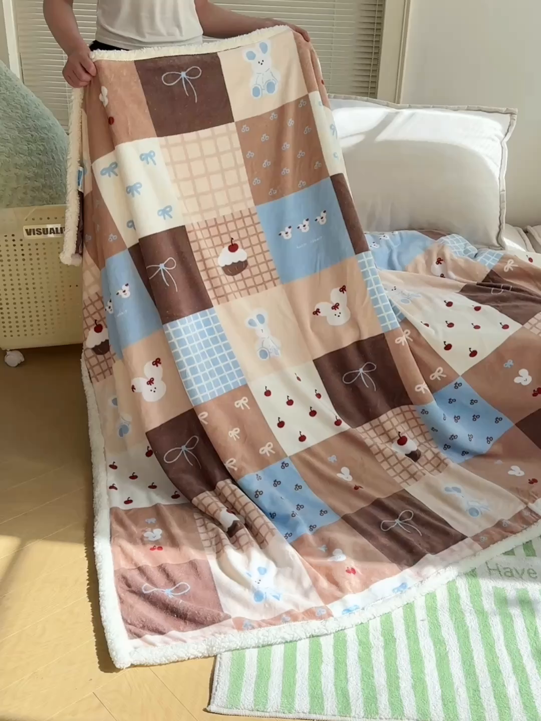 91家纺网 家纺一手货源 找家纺 六巷胡同 2025新款INS卡通A类牛奶绒羊羔绒毛毯毯子 格子美拉兔