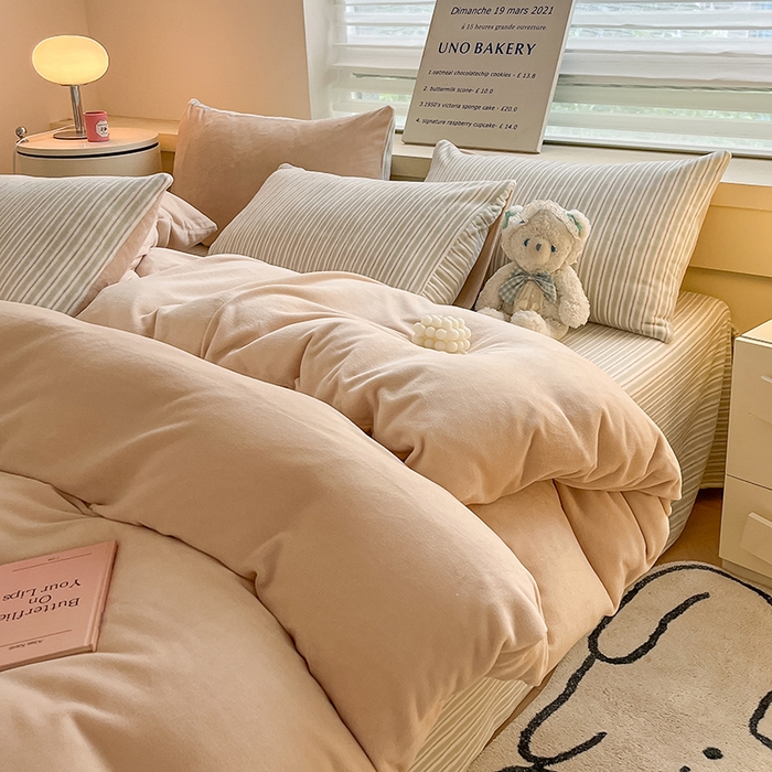 91家纺网 家纺一手货源 找家纺 三朵家纺 2025秋冬新款法莱绒混搭系列四件套 米驼+细条