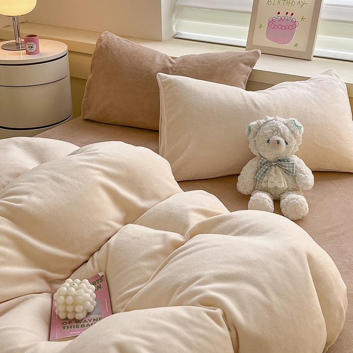 91家纺网 家纺一手货源 找家纺 三朵家纺 2025秋冬新款法莱绒混搭系列四件套 米色+浅咖