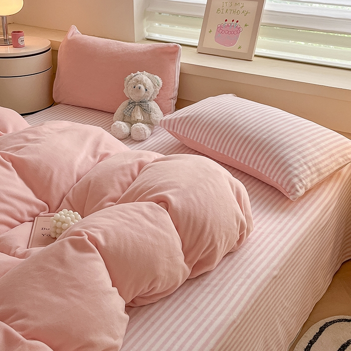 91家纺网 家纺一手货源 找家纺 三朵家纺 2025秋冬新款法莱绒混搭系列四件套 粉玉+细条