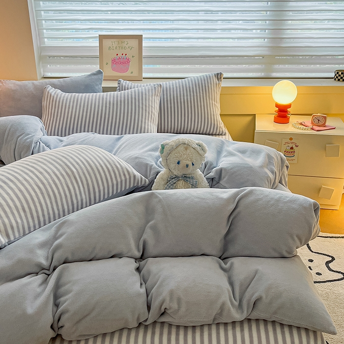 91家纺网 家纺一手货源 找家纺 三朵家纺 2025秋冬新款法莱绒混搭系列四件套 粉蓝+细条