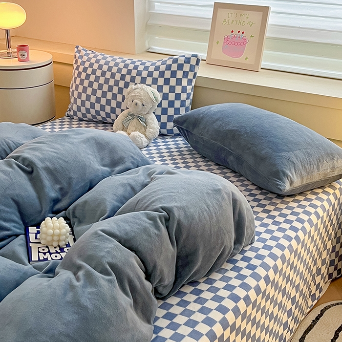 91家纺网 家纺一手货源 找家纺 三朵家纺 2025秋冬新款法莱绒混搭系列四件套 蔚蓝+蓝格