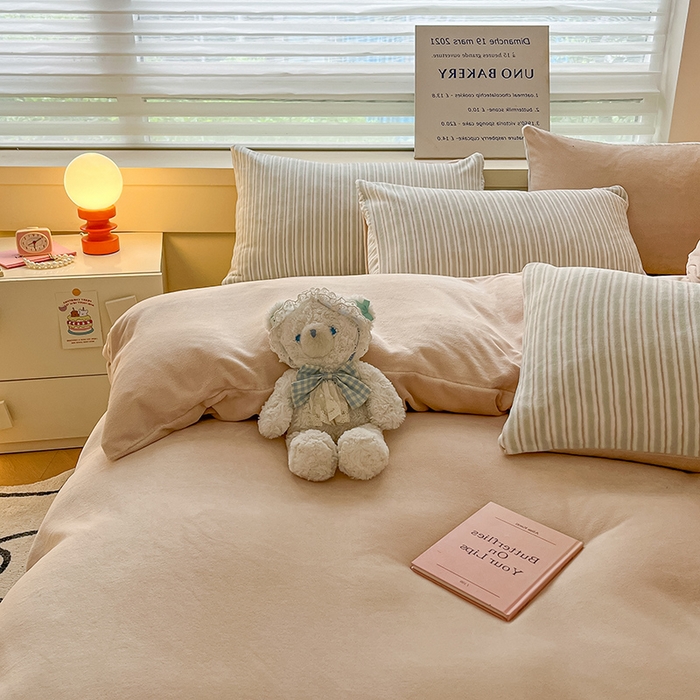 91家纺网 家纺一手货源 找家纺 三朵家纺 2025秋冬新款法莱绒混搭系列四件套 米驼+细条