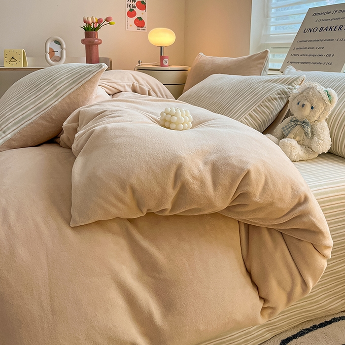 91家纺网 家纺一手货源 找家纺 三朵家纺 2025秋冬新款法莱绒混搭系列四件套 米驼+细条