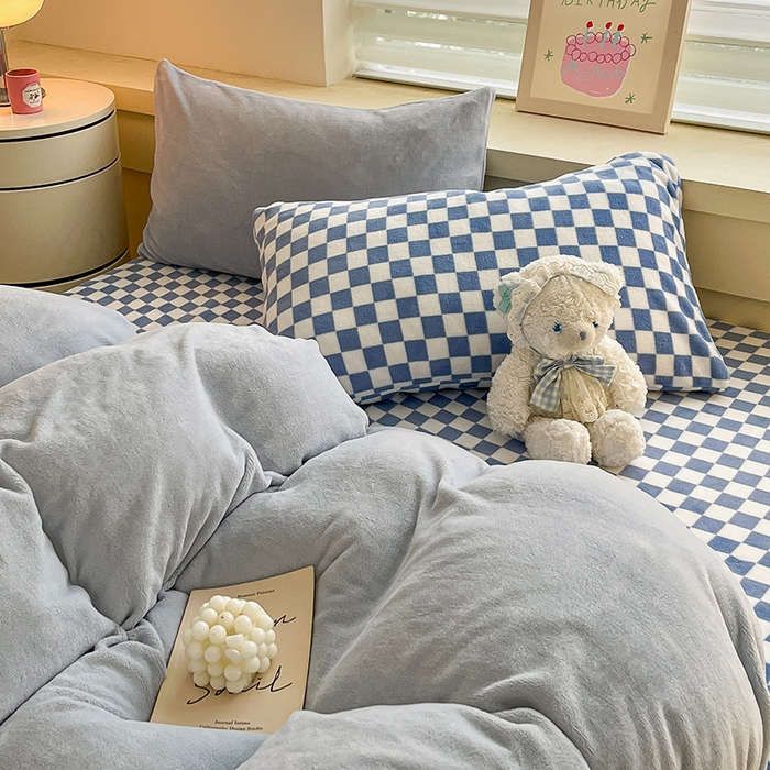 91家纺网 家纺一手货源 找家纺 三朵家纺 2025秋冬新款法莱绒混搭系列四件套 粉蓝+蓝格