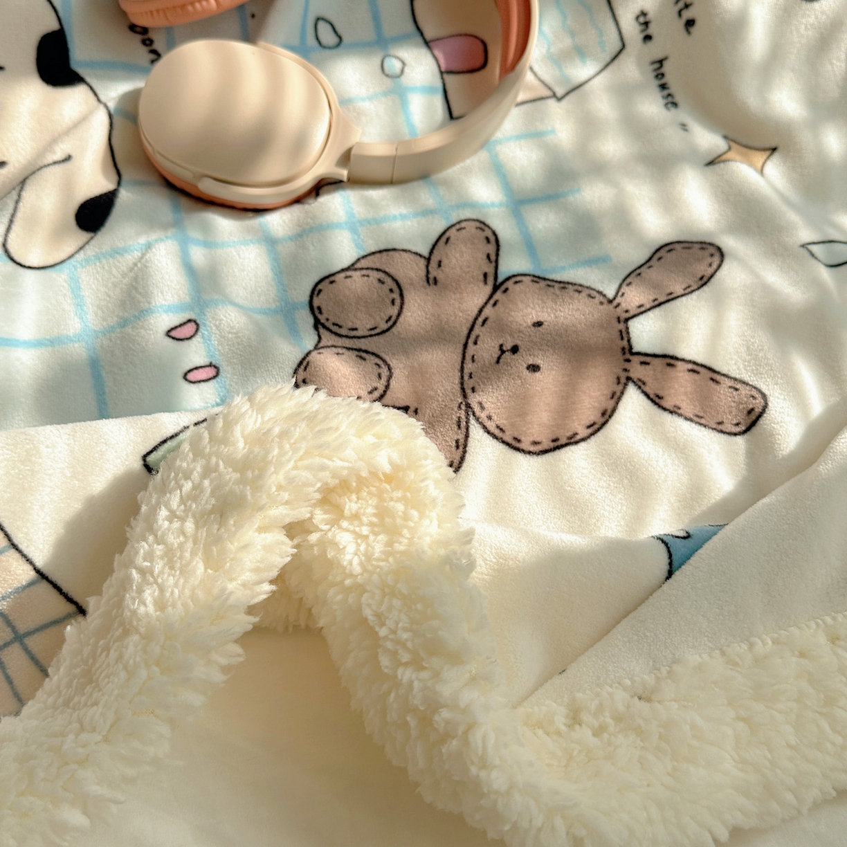 91家纺网 家纺一手货源 找家纺 六巷胡同 2025新款INS卡通A类牛奶绒羊羔绒毛毯毯子 假日露营记