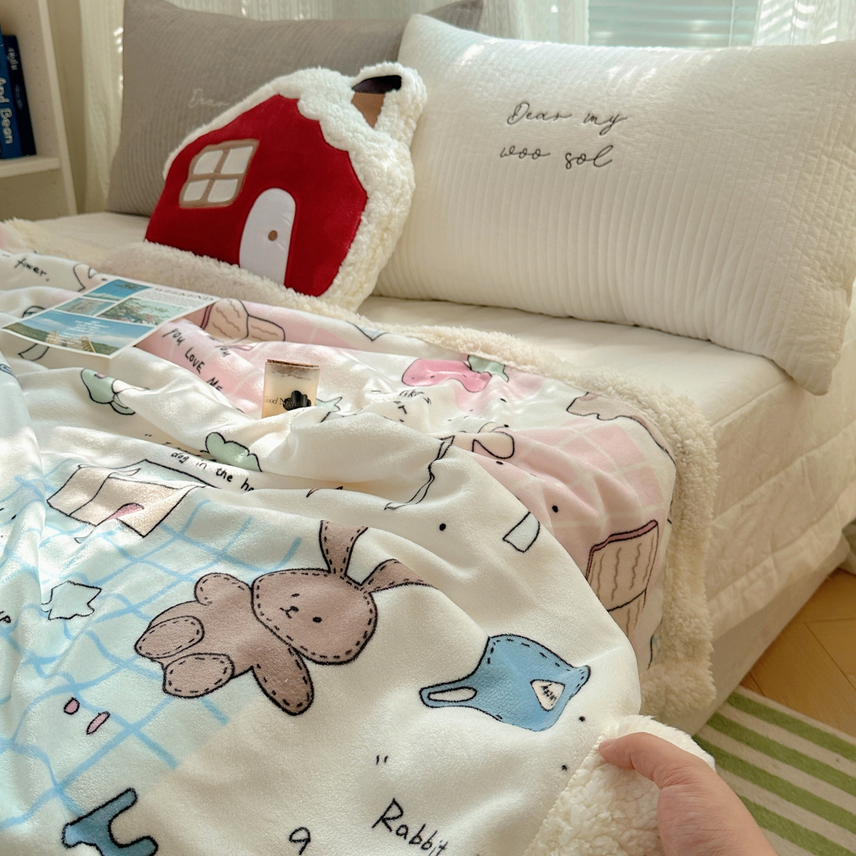 91家纺网 家纺一手货源 找家纺 六巷胡同 2025新款INS卡通A类牛奶绒羊羔绒毛毯毯子 假日露营记