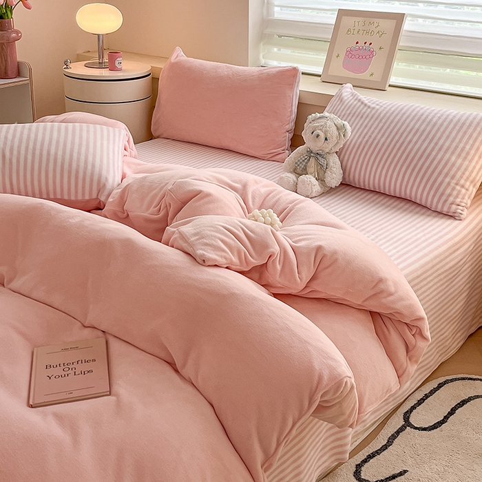 91家纺网 家纺一手货源 找家纺 三朵家纺 2025秋冬新款法莱绒混搭系列四件套 粉玉+细条