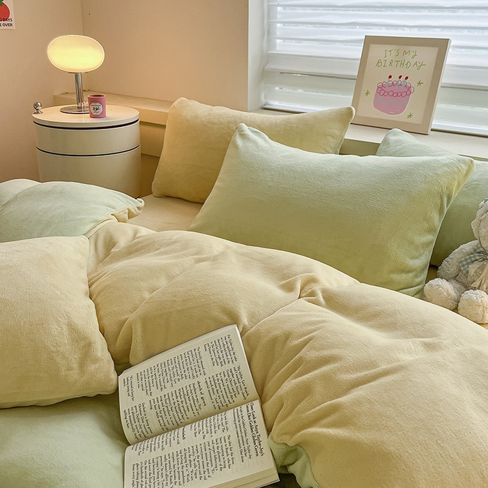 91家纺网 家纺一手货源 找家纺 三朵家纺 2025秋冬新款法莱绒混搭系列四件套 嫩绿+奶黄