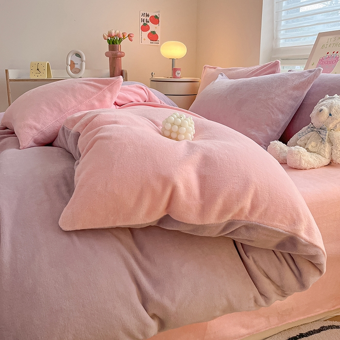 91家纺网 家纺一手货源 找家纺 三朵家纺 2025秋冬新款法莱绒混搭系列四件套 淡紫+粉玉