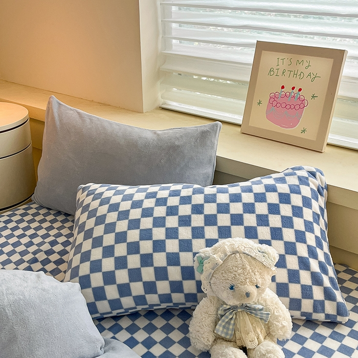 91家纺网 家纺一手货源 找家纺 三朵家纺 2025秋冬新款法莱绒混搭系列四件套 粉蓝+蓝格