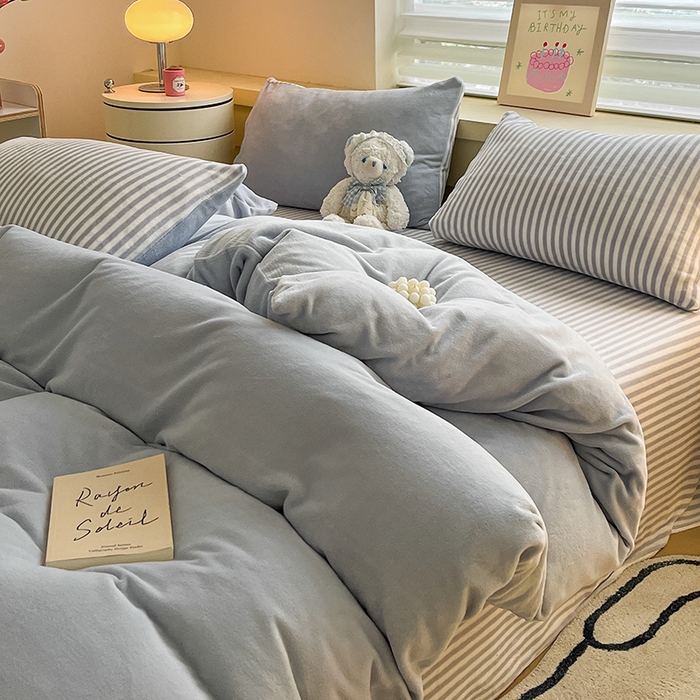 91家纺网 家纺一手货源 找家纺 三朵家纺 2025秋冬新款法莱绒混搭系列四件套 粉蓝+细条