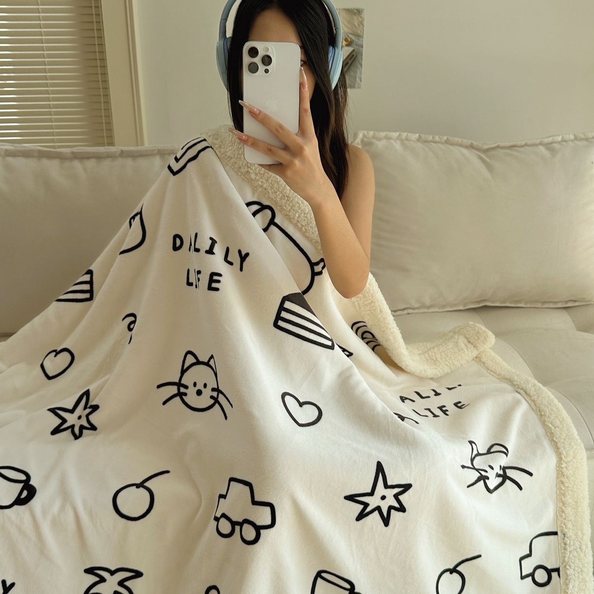 91家纺网 家纺一手货源 找家纺 六巷胡同 2025新款INS卡通A类牛奶绒羊羔绒毛毯毯子 可爱涂鸦集