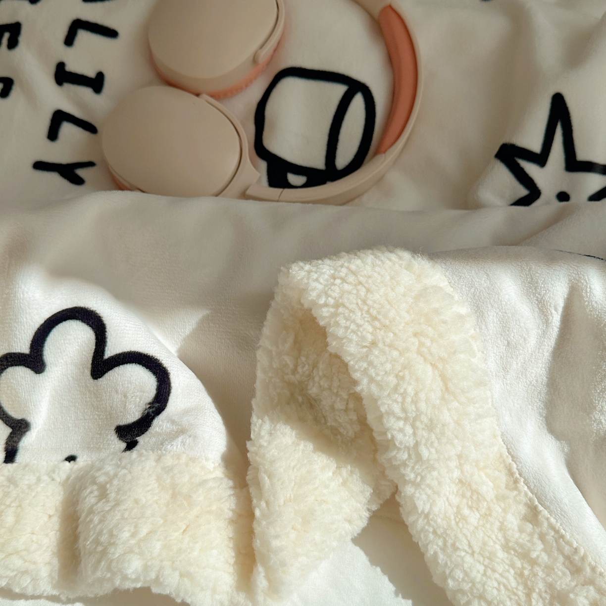 91家纺网 家纺一手货源 找家纺 六巷胡同 2025新款INS卡通A类牛奶绒羊羔绒毛毯毯子 可爱涂鸦集