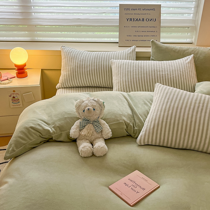 91家纺网 家纺一手货源 找家纺 三朵家纺 2025秋冬新款法莱绒混搭系列四件套 果绿+细条