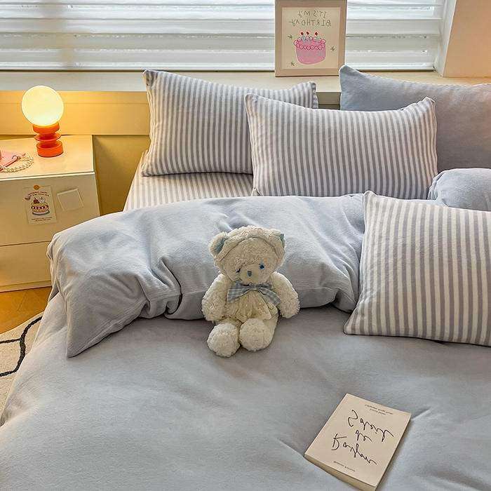 91家纺网 家纺一手货源 找家纺 三朵家纺 2025秋冬新款法莱绒混搭系列四件套 粉蓝+细条