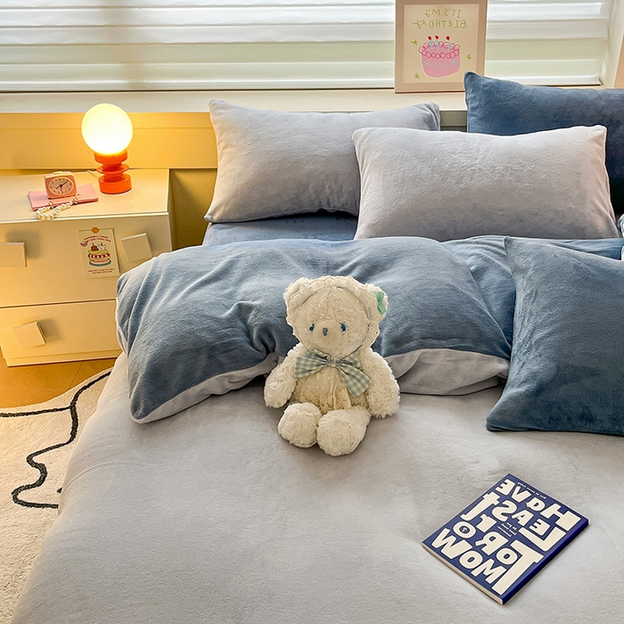 91家纺网 家纺一手货源 找家纺 三朵家纺 2025秋冬新款法莱绒混搭系列四件套 粉蓝+蔚蓝