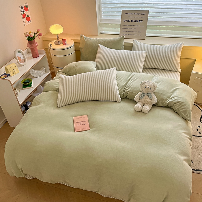 91家纺网 家纺一手货源 找家纺 三朵家纺 2025秋冬新款法莱绒混搭系列四件套 果绿+细条