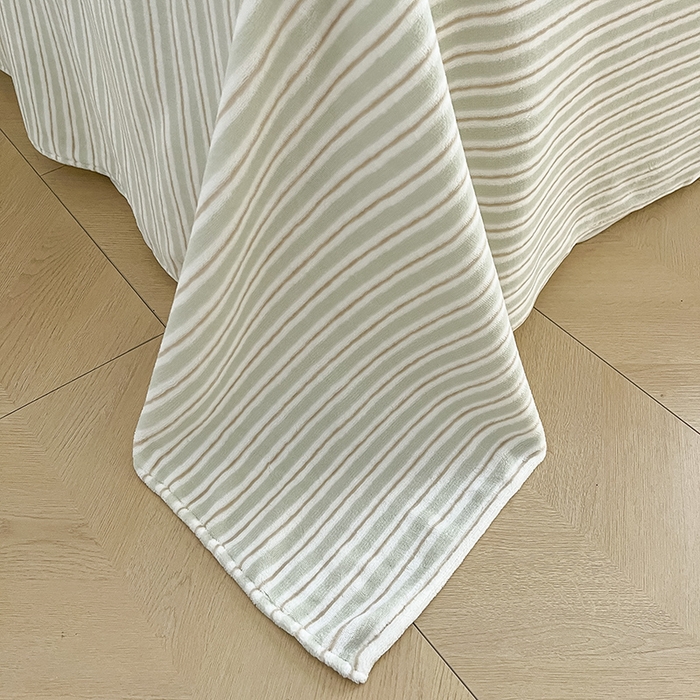 91家纺网 家纺一手货源 找家纺 三朵家纺 2025秋冬新款法莱绒混搭系列四件套 米驼+细条